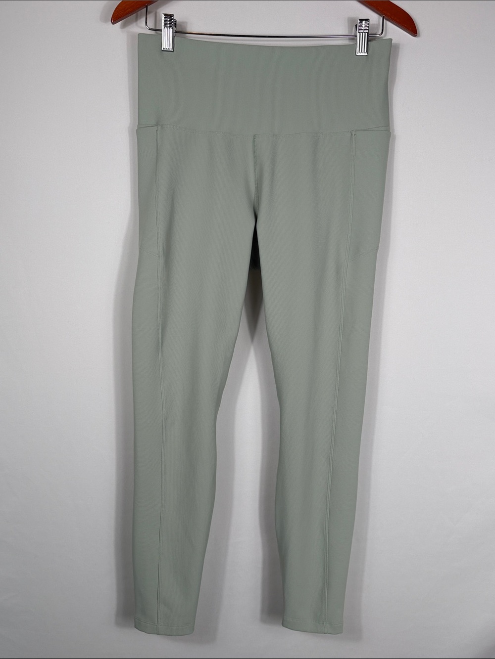 CALIA 7/8 High-Rise Sage Green Ribbed Leggings. Drop in Pockets. Womens size L